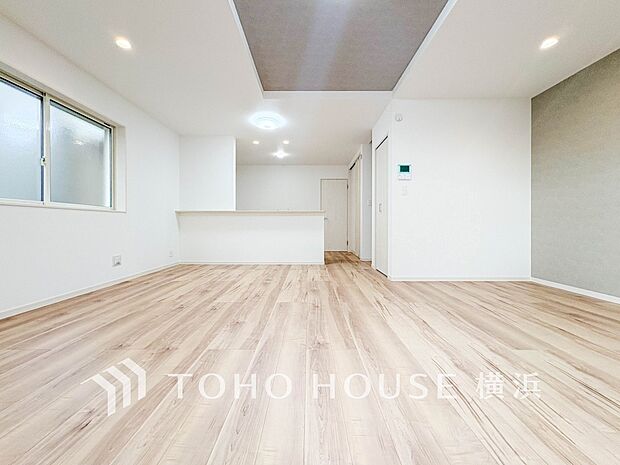 忙しい朝でも、しっかり家族が揃って食事をして頂けるゆとりある大きさのダイニングスペース。