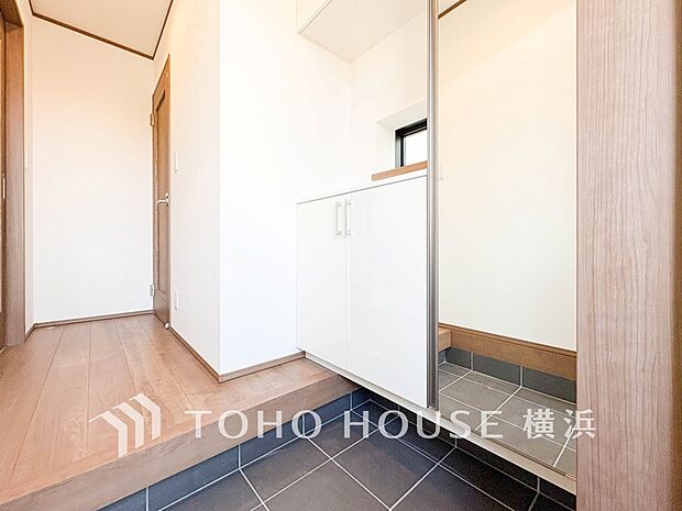 環境の良い場所にセンス良く暮らしたい、リビングは太陽の恵みを感じるぬくもりあふれる空間。