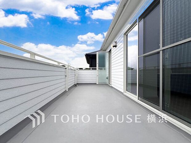 心地よい陽射しや暖かな風を楽しむことが出来るバルコニー。