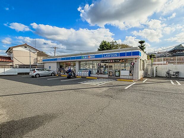 ローソン横浜川井本町店　500m　24時間営業。近くにあるとちょっとした買い物にも便利ですね。 