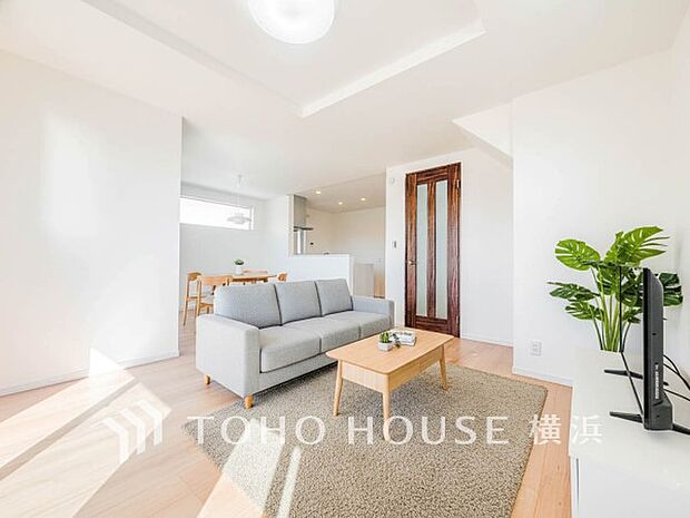 寛ぎとコミュニケーションを育む居心地のよい場所。(家具はAI加工です)