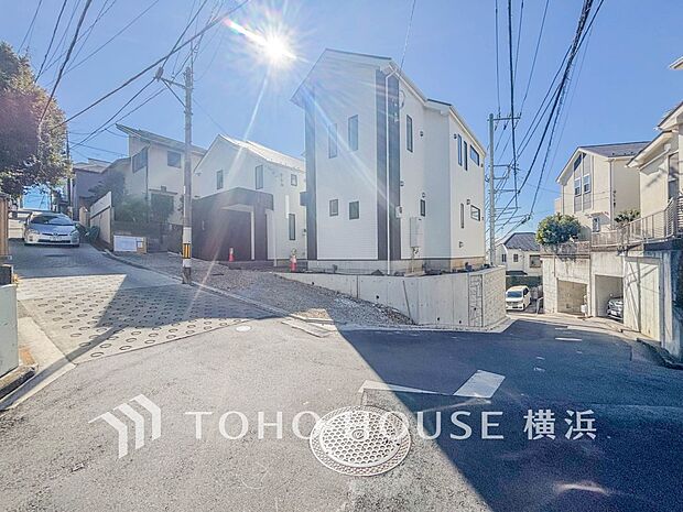 住む人を映し出す洗練された佇まいは、いつまでも輝き続けながらいつしか街の風景に溶け込んでいきます。