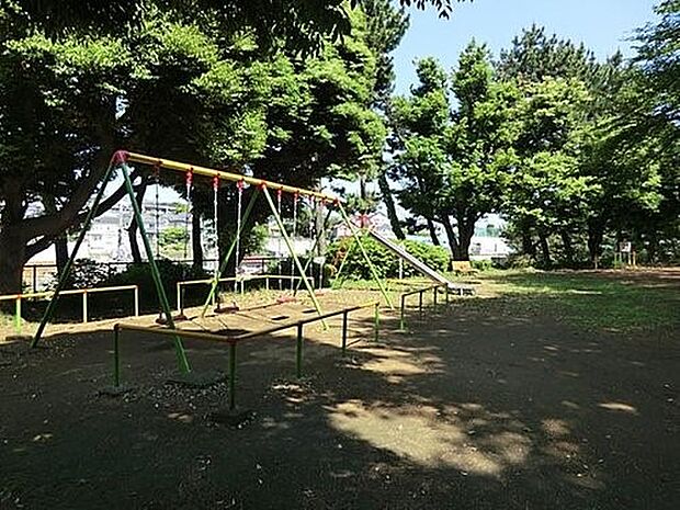 梶ヶ谷第二公園　350m　少し小高い場所にあり階段を上がると昔ながらの遊具、滑り台・ブランコがあり トイレもあります。 
