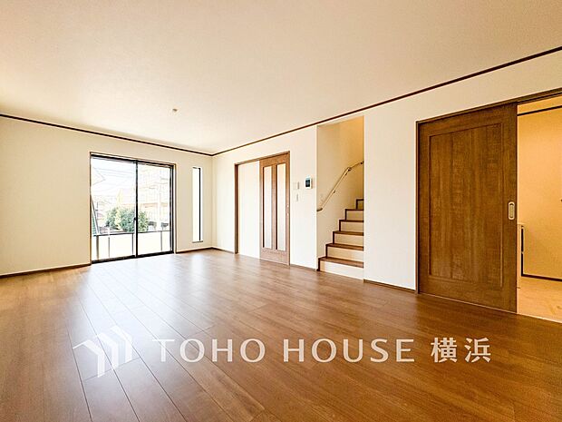 環境の良い場所にセンス良く暮らしたい、リビングは太陽の恵みを感じるぬくもりあふれる空間。