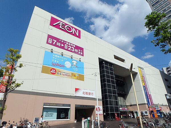 イオンスタイル東神奈川　70m　食品フロアは朝早くから夜遅くまで営業。夜遅い時間の帰宅の時にも利用できるのが嬉しいですね。