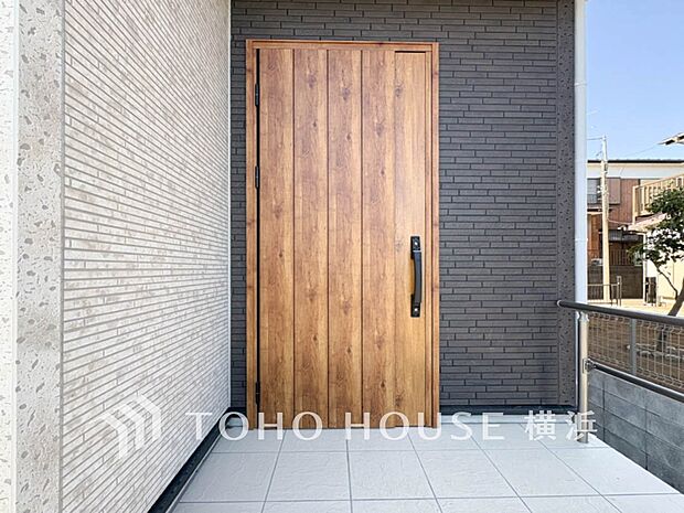 お住まいの顔となる玄関。住まう方のプライドを満たすクオリティを備えています。 