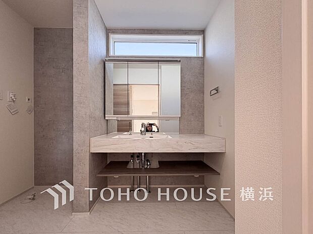 収納たっぷりの洗面台。毎朝身支度で活躍するスペースです。