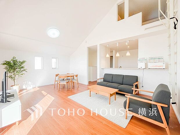 寛ぎとコミュニケーションを育む居心地のよい場所。(家具はAI加工です)