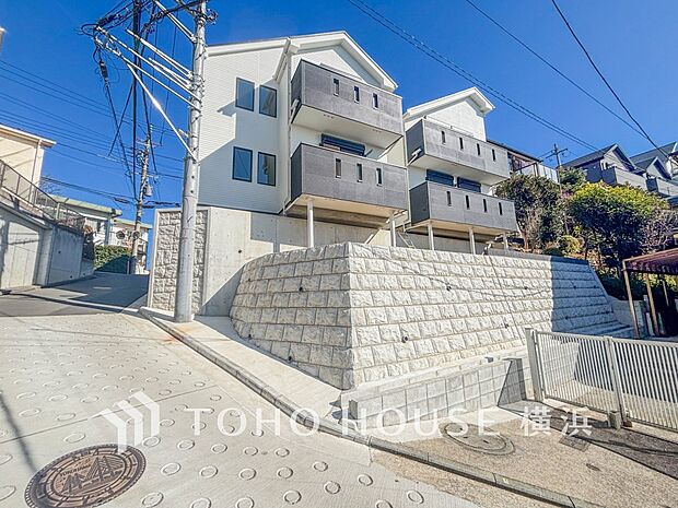 住む人を映し出す洗練された佇まいは、いつまでも輝き続けながらいつしか街の風景に溶け込んでいきます。