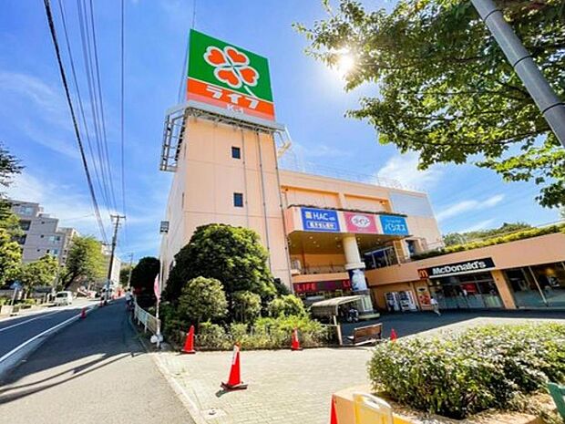 ライフ希望が丘店　850m　チェーン展開するお馴染みのスーパーマーケット。100円ショップ、マクドナルドなども入っています。 