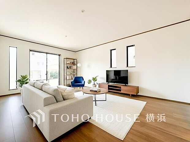 家族と過ごす時間を大切にしたい方にぴったりの明るくゆとりある住空間です。（家具はAI加工です）