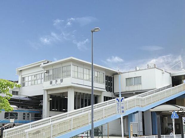 ＪＲ京浜東北線「磯子」駅　1760m　横浜駅へ約14分。品川駅へ快速利用で約41分。磯子駅始発の電車もり座って都心へ通勤することも可能。   