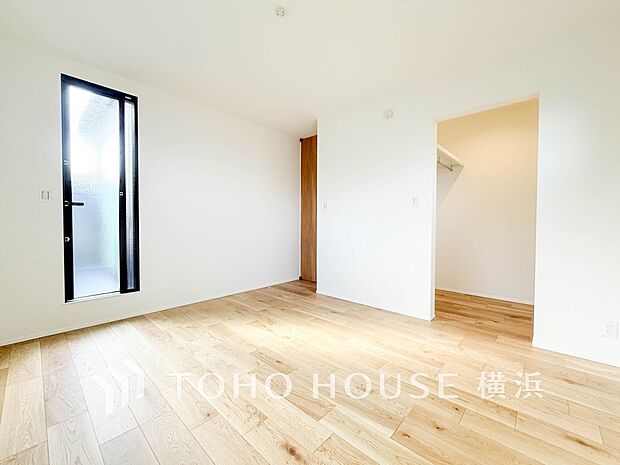 一日の疲れをいやしてくれる寝室。時を忘れて過ごす場所として過ごせるお部屋。