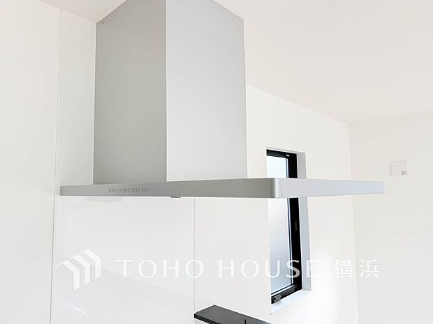 【レンジフード】　換気扇に比べ、煙や臭いを集める能力が高いレンジフードは、日々のお手入れが楽なのも魅力の一つ。