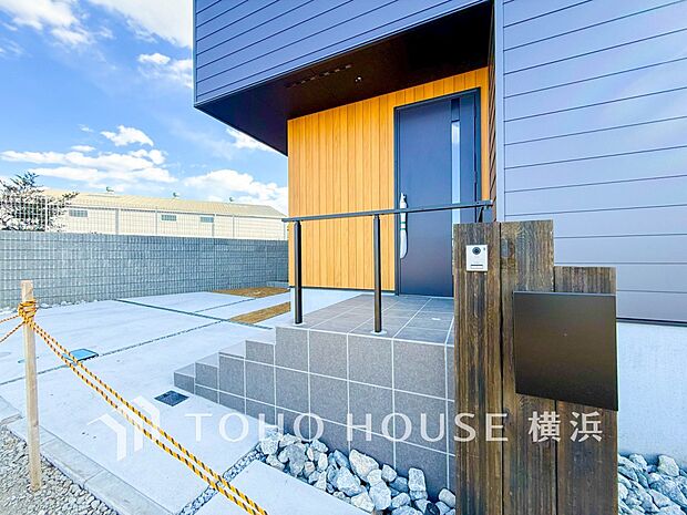 【カラーモニター付インターホン（室外）】　「見える安心」をカタチにしました。誰が来てもわかる様にモニター付きインターホンを設置。  