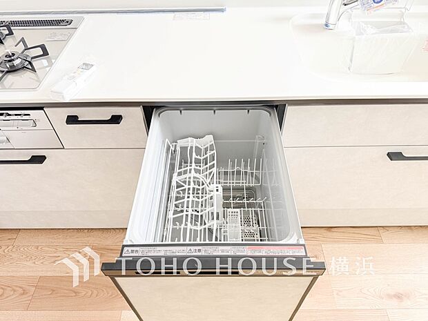 【食器洗浄乾燥機】　手洗いに比べ節水効果が高く、食器の洗浄から乾燥まで、食後の水仕事を軽減します。