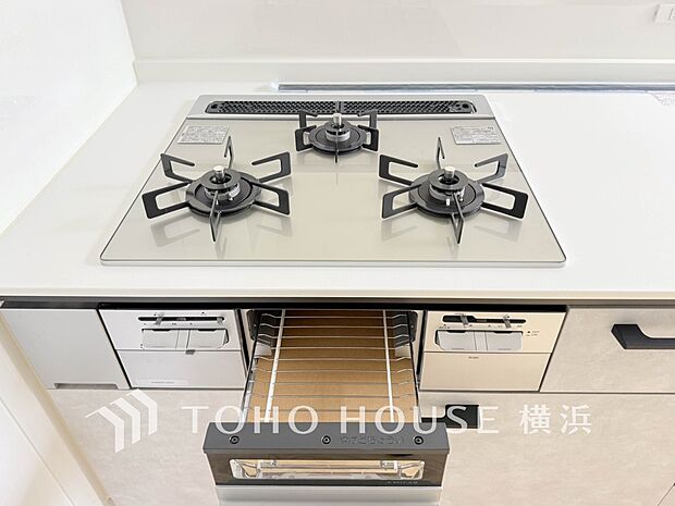 【三口ガスコンロ】 　三口コンロで、お料理の効率もアップ。使い勝手の良さを考えました。