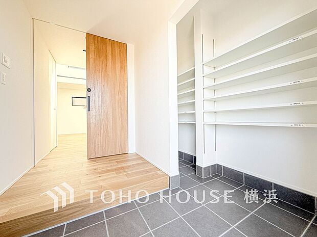 上質感漂う玄関と廊下。居住者の帰り、訪れる方を優しく迎えてくれます。