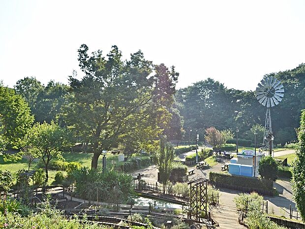 ふれあいの森　750m　水とみどりと花がふれあうコミュニティーの核となる、およそ9ヘクタールの森です。 