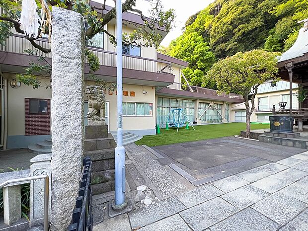 根岸幼稚園　650m　絵画、制作、運動あそび、音楽リズム等、多彩なカリュキュラムにより、みんなで楽しく学びます。 