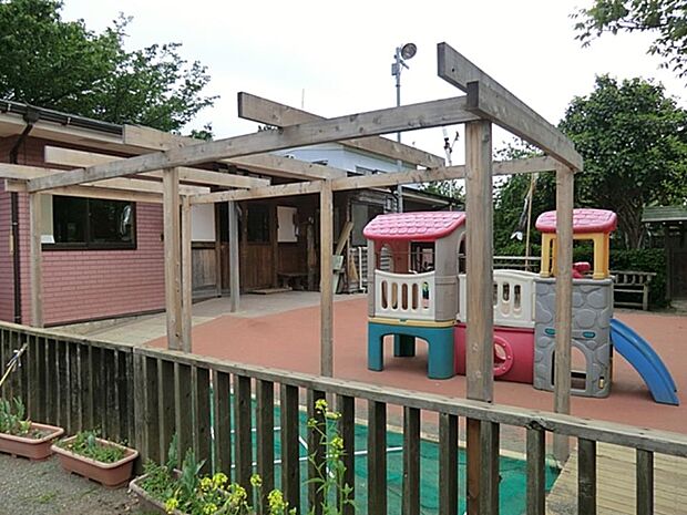 山元町保育園 1000m くるみの木・どんぐりの木・梅・桜等、自然がいっぱいの園庭でのびのび遊べる保育園です。