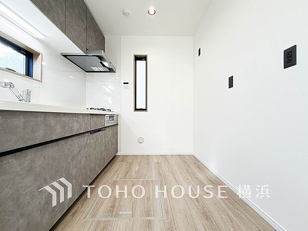 明るい自然光が入るキッチン。家族そろってキッチンに立っても調理がしやすく余裕の広さ。