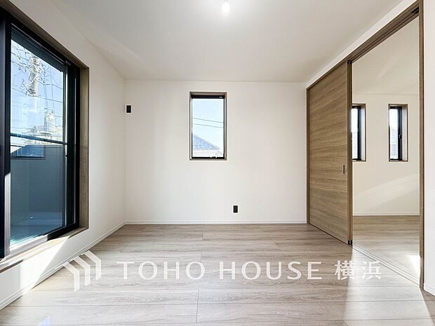 通風・採光にも優れ、心地よい光と風があふれています。プライベートな自分時間を快適に過ごせるお部屋。