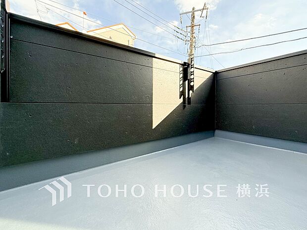 太陽の恵みをたっぷりと受けて、洗濯物も気持ちよく干せそうです。