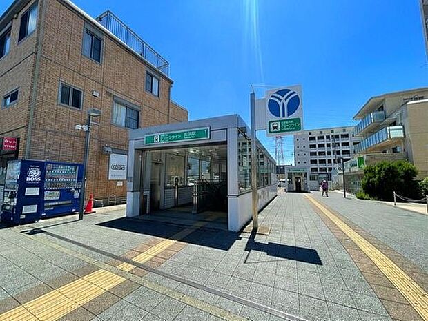 グリーンライン高田駅　1120m　2駅隣の東横線「日吉」駅乗り換えで、「渋谷」駅へ約35分、「横浜」駅へ約25分。 