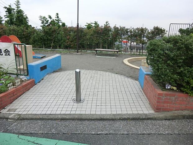 新吉田第三公園 700m 丘の上にある小さな公園。すべり台・ブランコ・砂場・鉄棒などがあります。