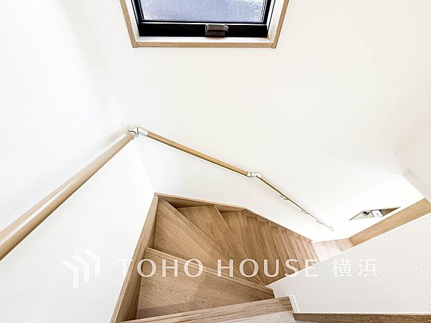 階段には手すりが設けられております。