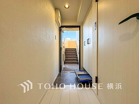 上質感漂う玄関と廊下。居住者の帰り、訪れる方を優しく迎えてくれます。