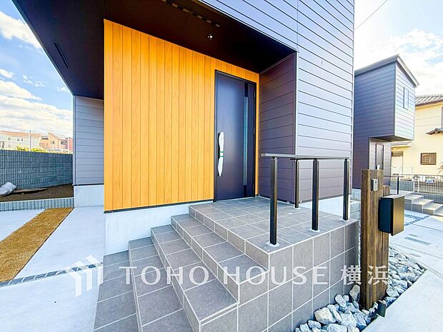 お住まいの顔となる玄関。住まう方のプライドを満たすクオリティを備えています。 