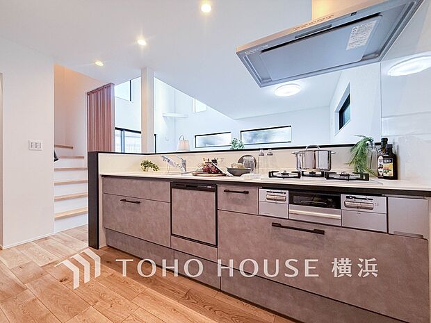 明るい自然光が入るキッチン。家族そろってキッチンに立っても調理がしやすく余裕の広さ。