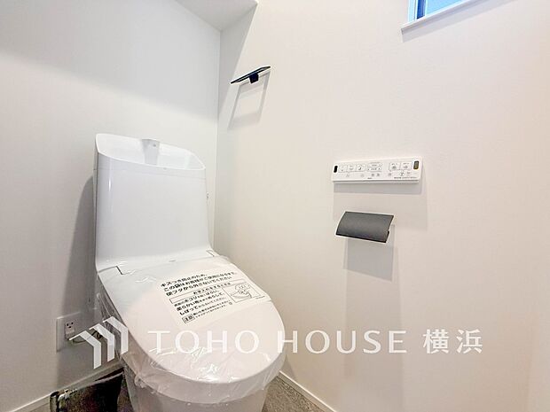 トイレはシンプルにホワイトで統一。多機能型の温水洗浄付き。