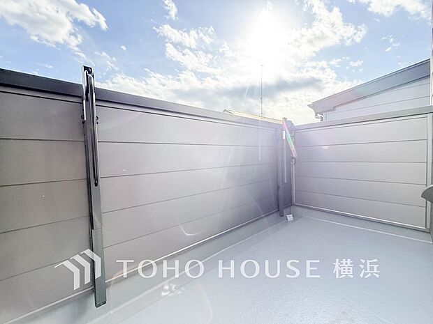 【バルコニー】　休日にまとめてお洗濯される方も安心のバルコニー。