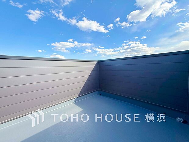 心地よい陽射しや暖かな風を楽しむことが出来るルーフバルコニー。