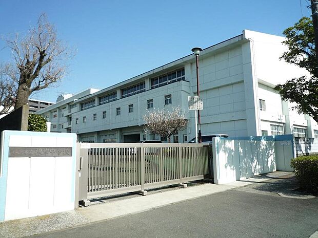 横浜市立根岸中学校　1000m　徒歩13分。部活などで帰りが遅くなっても安心の距離感です。 