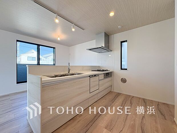 機能性とデザイン性を兼ね備えたシステムキッチン。リビングとの一体感も考慮され、美しい空間が実現。