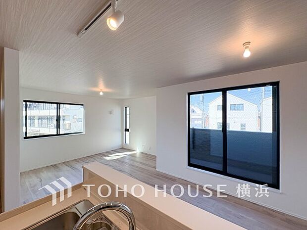 あたたかい日差しがたっぷり降り注ぐLDKは自然と家族の顔があかるい笑顔に。