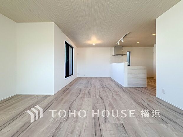 忙しい朝でも、しっかり家族が揃って食事をして頂けるゆとりある大きさのダイニングスペース。