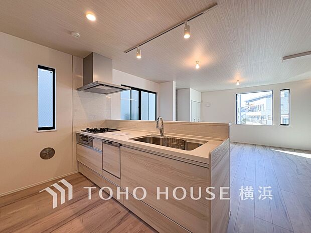 機能性とデザイン性を兼ね備えたシステムキッチン。リビングとの一体感も考慮され、美しい空間が実現。