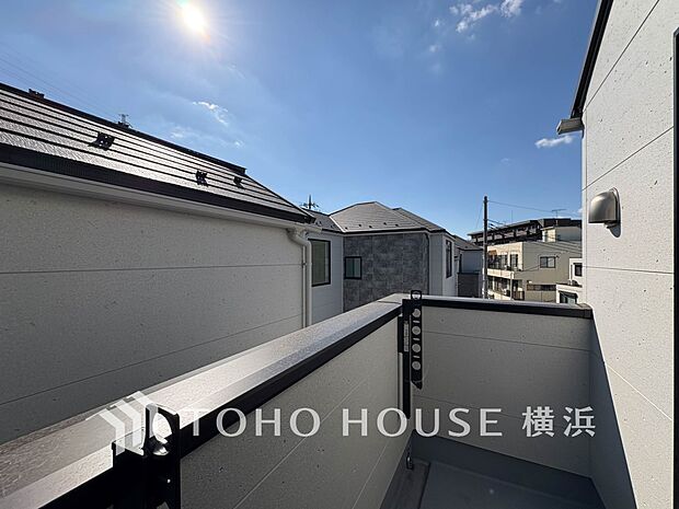 心地よい陽射しや暖かな風を楽しむことが出来るバルコニー。