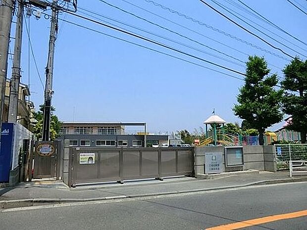 三陽幼稚園　550m　週に3回給食で、温かな食事が食べられます。全部で7つの充実した課外教室を実施しています。 