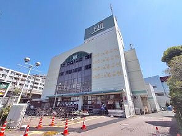 Fuji本郷台店　1100m　生鮮食品やお惣菜などの食料品、生活必需品が揃っています。夜お帰りが遅くても利用できるのがうれしい。 