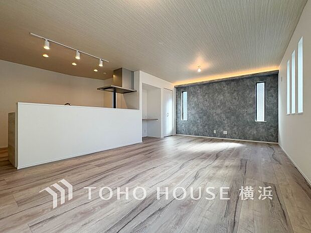 忙しい朝でも、しっかり家族が揃って食事をして頂けるゆとりある大きさのダイニングスペース。