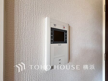 誰が来てもわかる様にモニター付きインターホンを設置。快適と安らぎを合わせた優しい設計。 