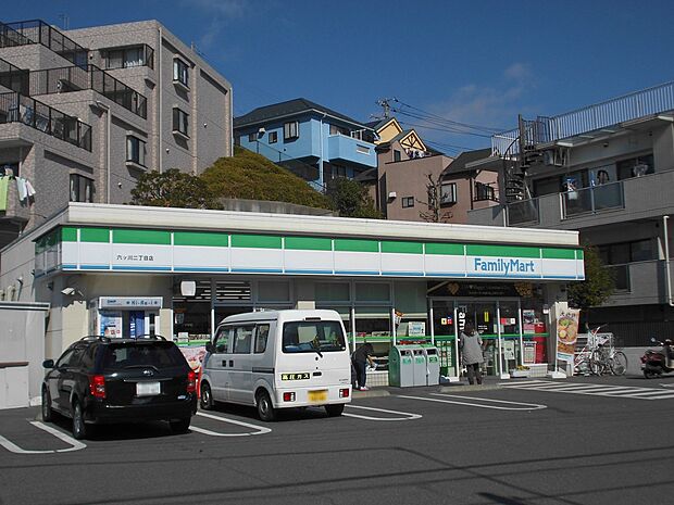 ファミリーマート六ッ川二丁目店　250m　オリジナルブランド商品やホットスナック・コーヒーも人気です。 