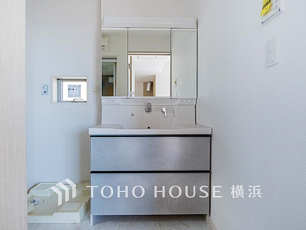 収納たっぷりの洗面台。毎朝身支度で活躍するスペースです。