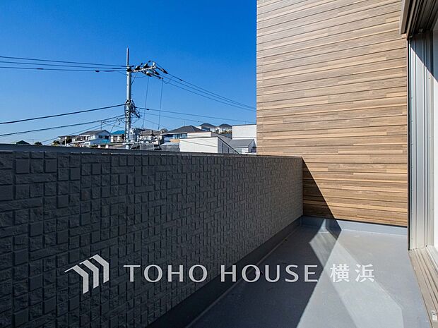 心地よい陽射しや暖かな風を楽しむことが出来るバルコニー。